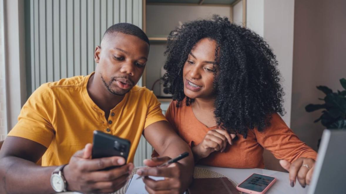 Equipo de Cynexara en sesión de orientación espiritual